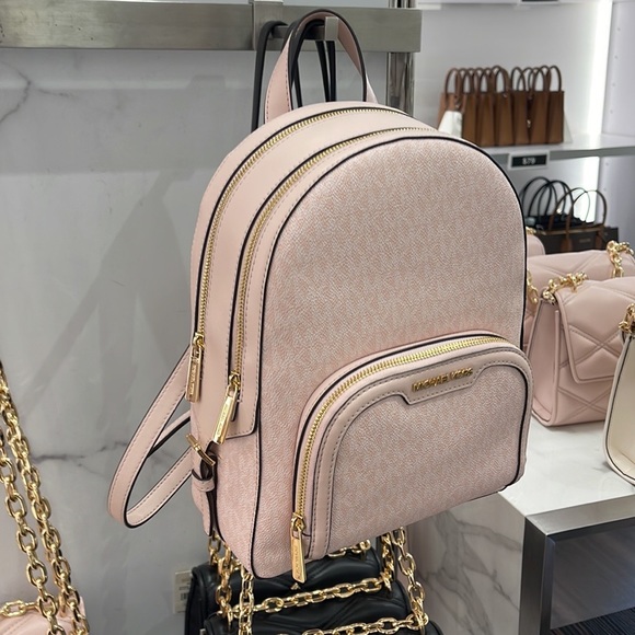 MICHAEL KORS JAYCEE MEDIUM BACKPACK
LIGHT POWDER BLUSH SIGNATURE COLOR - Picture 2 of 16